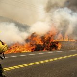Mais plus que les dégâts potentiels, c'est la vitesse de propagation de cet incendie qui impressionne: en moins de 24 heures, il a ravagé plus de 143 km2, selon l'agence CalFire. KEYSTONE/AP/Noah Berger